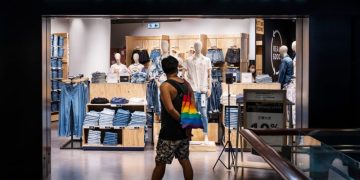 American Eagle shares plunge 17% after it withdraws guidance, writes off $75 million in inventory